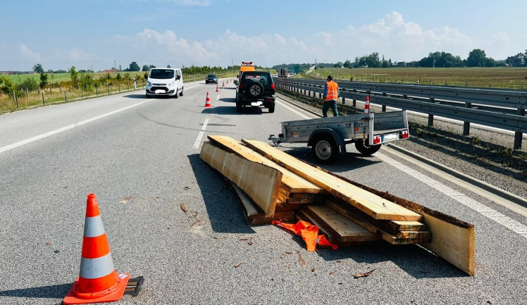 Na D3 se převrátil přívěs, ve kterém měl řidič dřevo