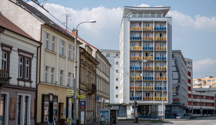 Kolektivní dům stojí na českobudějovické Pražské třídě.