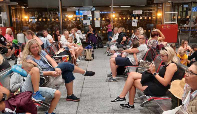 Cestující uvízli na letišti v Bulharsku. Na co má člověk při čekání nárok?