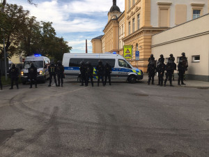 VIDEO: Policisté naháněli v centru Českých Budějovic fotbalové fanoušky