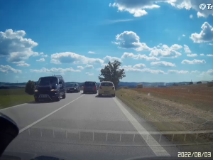 VIDEO: Při předjíždění poškodil osobní auto. Policie hledá řidiče a svědky události