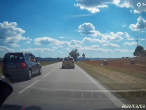 VIDEO: Při předjíždění poškodil osobní auto. Policie hledá řidiče a svědky události