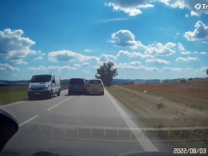 VIDEO: Při předjíždění poškodil osobní auto. Policie hledá řidiče a svědky události