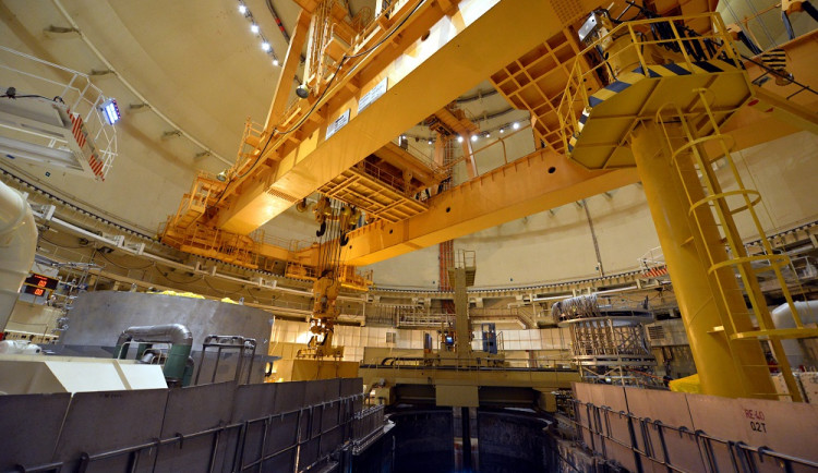 Přesně 163 palivových souborů umístili energetici do reaktoru odstaveného druhého bloku.