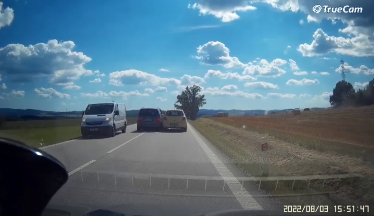 VIDEO: Při předjíždění poškodil osobní auto. Policie hledá řidiče a svědky události