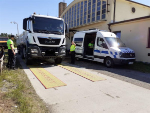 Z nákladních aut kontrolovaných jihočeskými celníky byly dvě třetiny přetížené