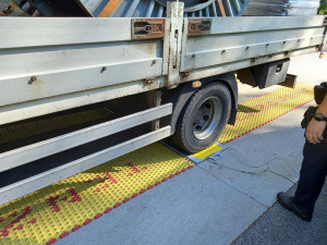 Z nákladních aut kontrolovaných jihočeskými celníky byly dvě třetiny přetížené