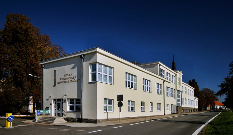 Sebepoškozování a sebevražedného chování u dětí přibývá. V Opařanech zavádí novou léčbu