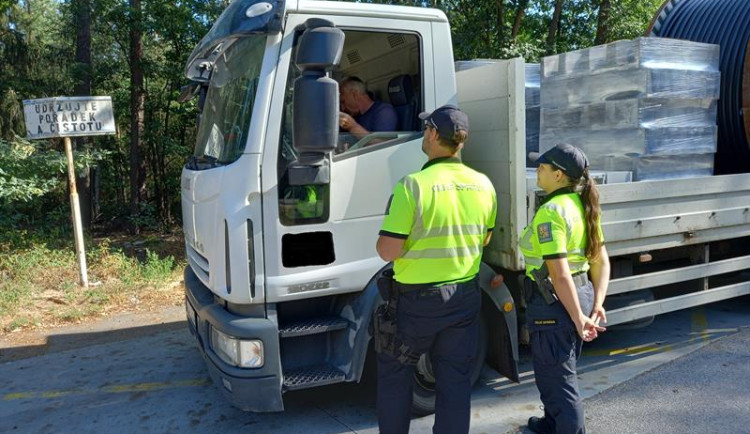 Z nákladních aut kontrolovaných jihočeskými celníky byly dvě třetiny přetížené