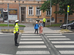 Děti se vrátily do školních lavic. Na přechodech pro chodce dohlíželi policisté