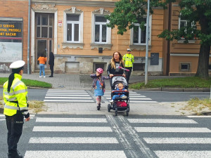 Děti se vrátily do školních lavic. Na přechodech pro chodce dohlíželi policisté