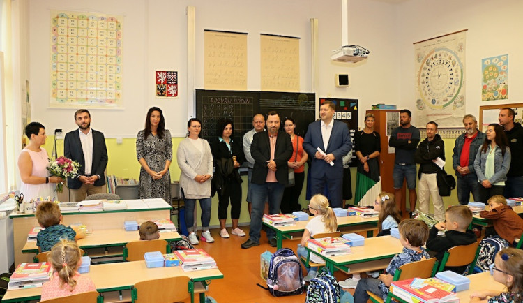 Děti se vrátily do školních lavic. Na přechodech pro chodce dohlíželi policisté