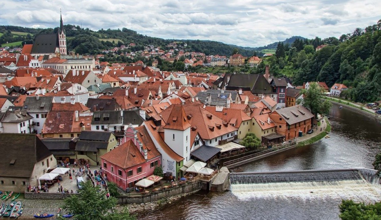 V Krumlově stále chybí zájezdy, víc peněz získal letos z parkování aut