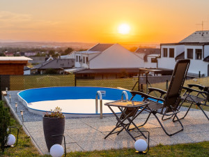 Jsou pro nás důležité i emoční fotky, zde pohled ze zahrady domu ve Starých Hodějovicích, který je aktuálně v nabídce.