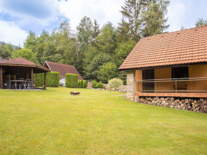 Fotka upravené zahrady právě prodávané chaty v Leptáči k celoročnímu bydlení.