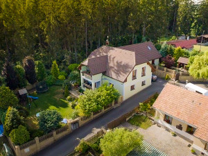Rozhodně jsou v prezentaci zapotřebí záběry z dronu pro správnou představu umístění nemovitosti, zde dům v Jerusalémě u Příbrami, který je aktuálně v prodeji.