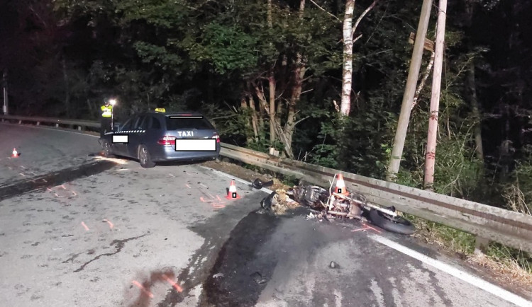 Silnici na Českokrumlovsku uzavřela tragická dopravní nehoda. Nepřežil ji motorkář