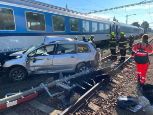 Na Českokrumlovsku se srazilo auto s vlakem. Řidič na místě zemřel