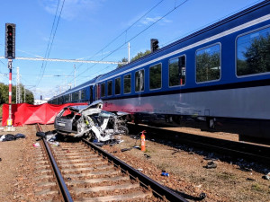 Na Českokrumlovsku se srazilo auto s vlakem. Řidič na místě zemřel