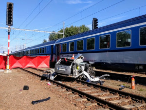 Na Českokrumlovsku se srazilo auto s vlakem. Řidič na místě zemřel