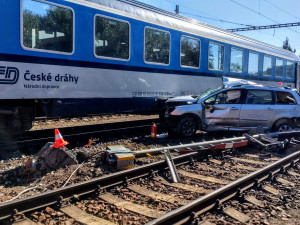 Na Českokrumlovsku se srazilo auto s vlakem. Řidič na místě zemřel
