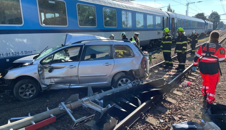 Na Českokrumlovsku se srazilo auto s vlakem. Řidič na místě zemřel