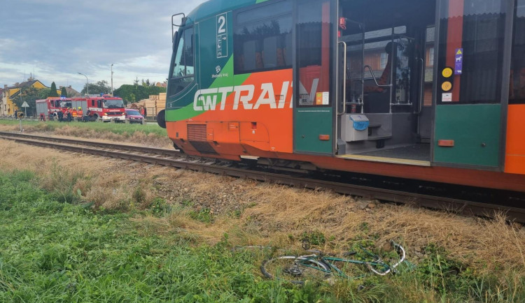 Cyklistu při přecházení kolejí zachytil vlak. Tlačil ho několik metrů