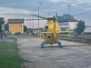 Cyklistu při přecházení kolejí zachytil vlak. Tlačil ho několik metrů