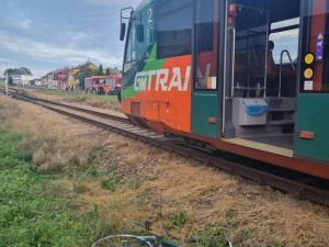 Cyklistu při přecházení kolejí zachytil vlak. Tlačil ho několik metrů