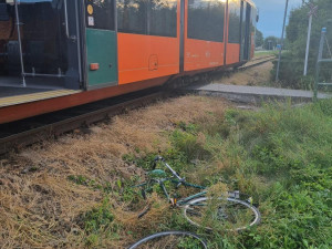 Cyklistu při přecházení kolejí zachytil vlak. Tlačil ho několik metrů
