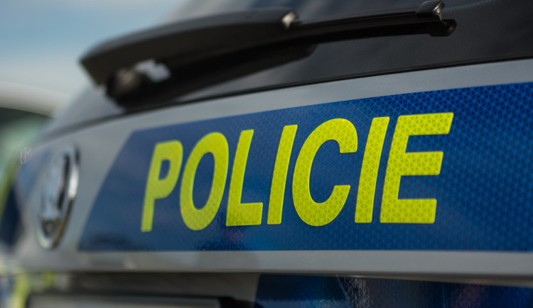 Mladík převážel v kufru dva své kumpány. Když pak utíkal před policií, auto zacouvalo do příkopu