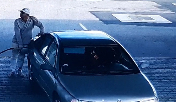 Zapomněl jsem si peněženku. Policisté pátrají po muži, který tankuje a neplatí