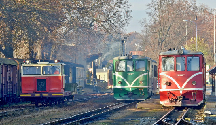 Firma Jindřichohradecké místní dráhy provozuje železniční dopravu na úzkokolejce.