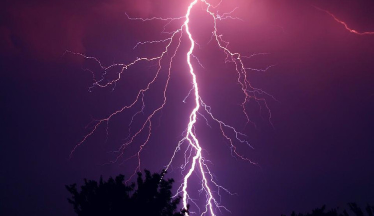 Česko zasáhnou ve čtvrtek bouřky s přívalovým deštěm