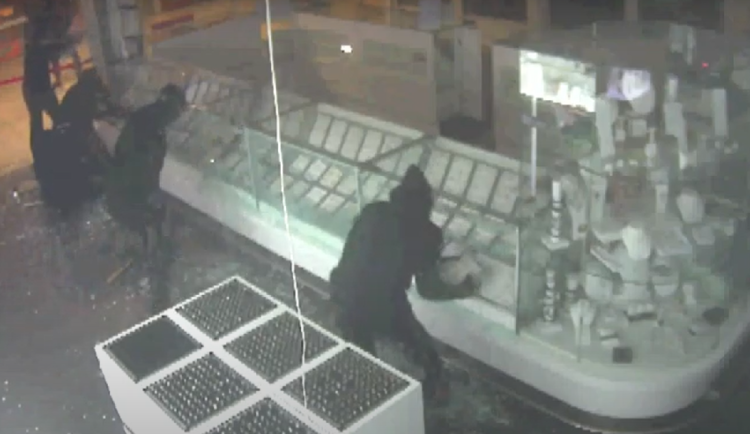 Zloději v Brně pobrali šperky za miliony korun a odjeli do lesa