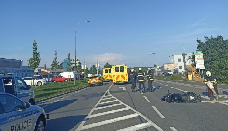 Cizinec přecházel silnici mimo přechod. Srazila ho motorka