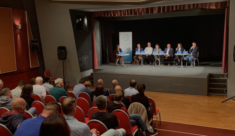 Názory lídrů na akvapark v Budějovicích se liší, ukázala předvolební debata