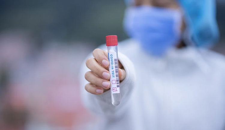 Šíření koronaviru v Česku zrychlilo posedmé za sebou, hospitalizovaných ale ubylo