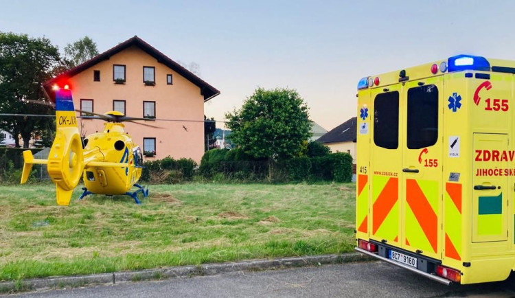 Ženu na elektrické koloběžce srazilo na Českokrumlovsku auto