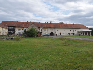 Dvůr Milenovice