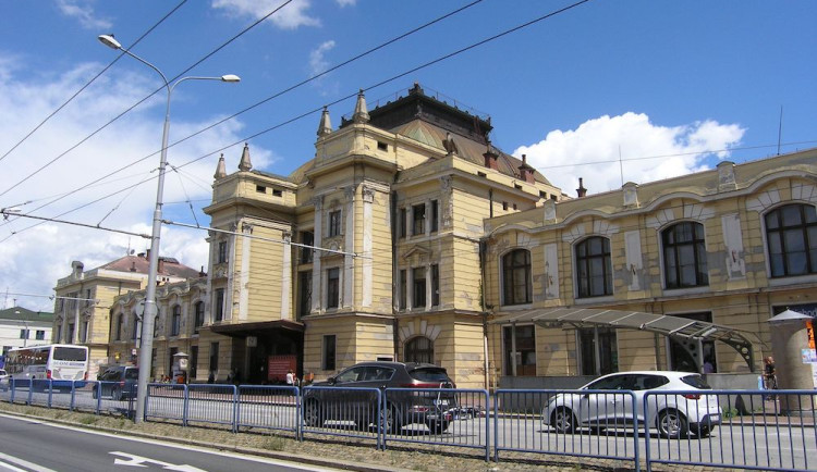 Budova českobudějovické vlakového nádraží.