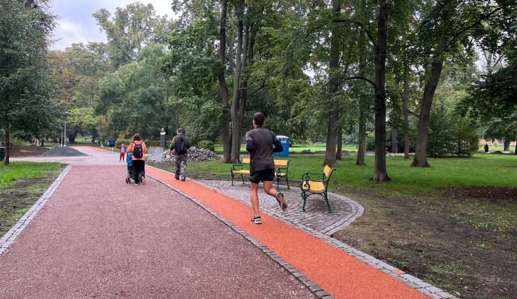 Bahno a málo místa pro běžce. Lidé v Brně kritizují opravené cesty v parku