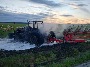 U Třeboně hořel traktor. Škoda je za čtyři miliony korun