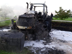 U Třeboně hořel traktor. Škoda je za čtyři miliony korun
