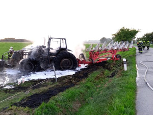 U Třeboně hořel traktor. Škoda je za čtyři miliony korun