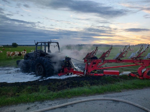 U Třeboně hořel traktor. Škoda je za čtyři miliony korun