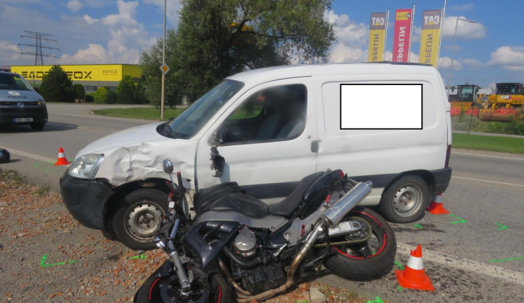Předjíždějícího motorkáře srazilo osobní auto. Skončil v nemocnici