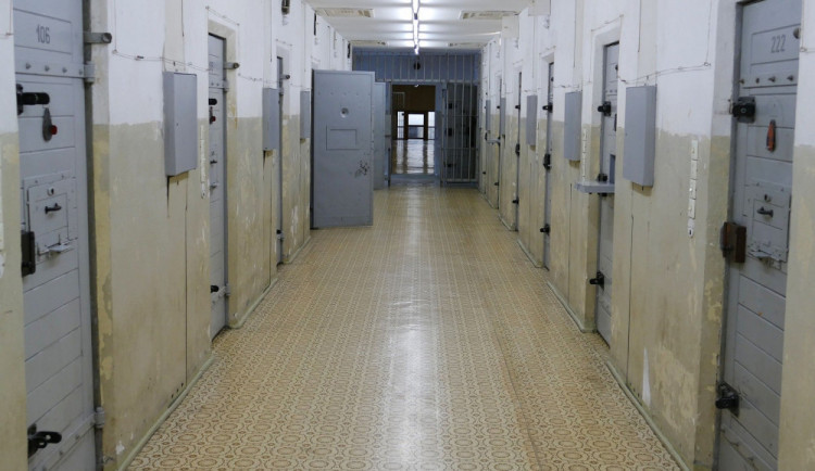 Chtěj jsem ji převychovat, řekl u soudu muž, který ubil svou partnerku. Dostal 15 let vězení