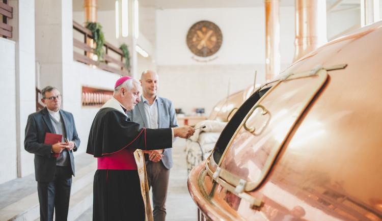 Biskup tradičně požehnal várce ležáku z Budvaru. Lahev poputuje i papežovi do Vatikánu