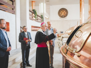 Biskup tradičně požehnal várce ležáku z Budvaru. Lahev poputuje i papežovi do Vatikánu